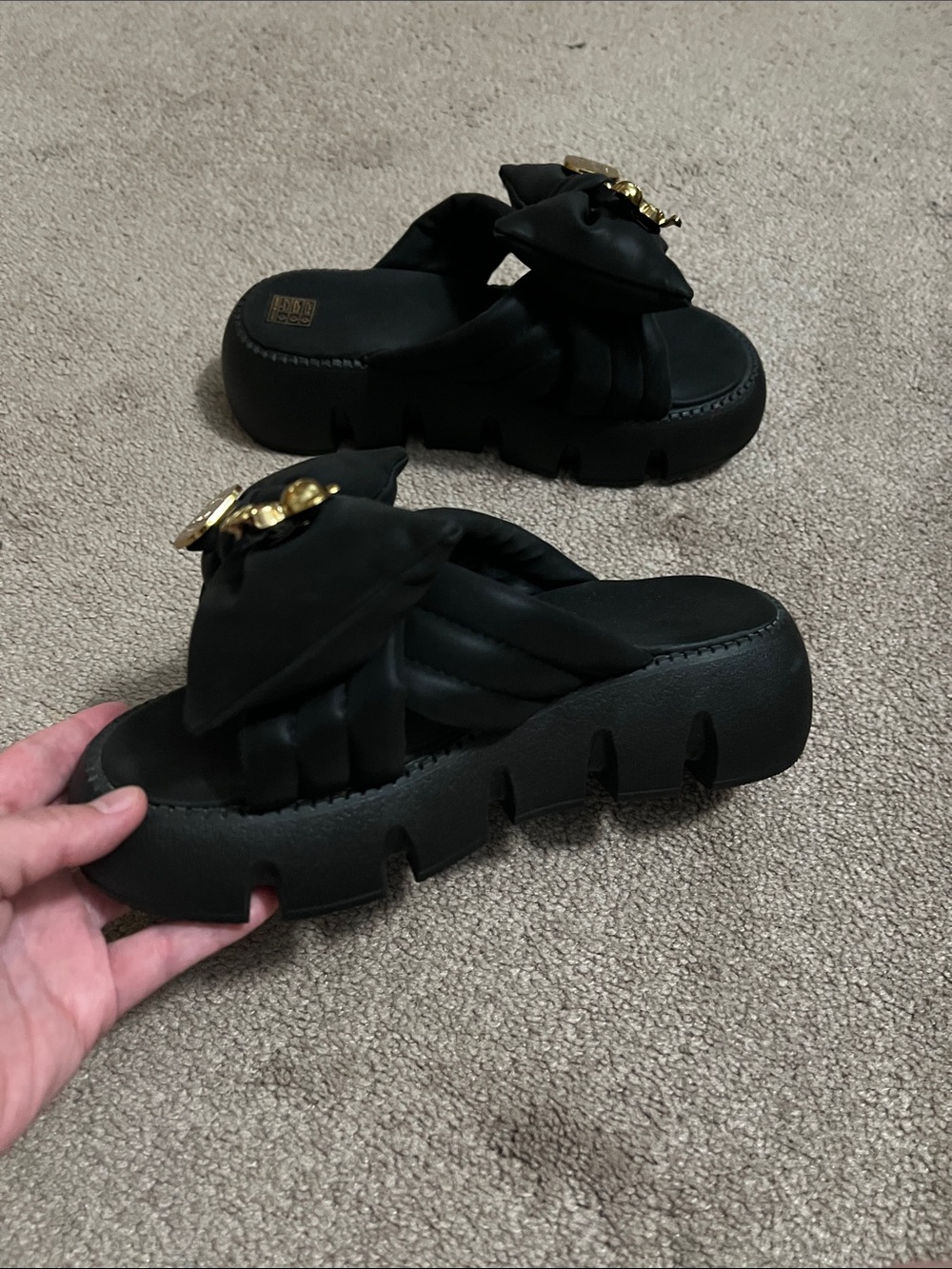 Slip on chunky squishy cloud foam Bear fashion sandals gold/black 6.5 women’s - Picture 6 of 8